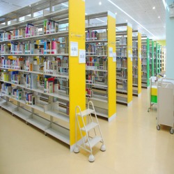 ชั้นหนังสือห้องสมุด