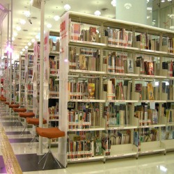 ชั้นหนังสือห้องสมุด