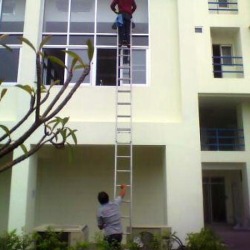 เช็ดกระจกที่สูง โดยใช้อุปกรณ์ sefty