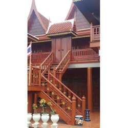 ซุ้มประตูกับบันไดไม้สัก