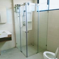 รับเหมาติดตั้งกระจกชาวเวอร์ฉากกั้นห้องน้ำ