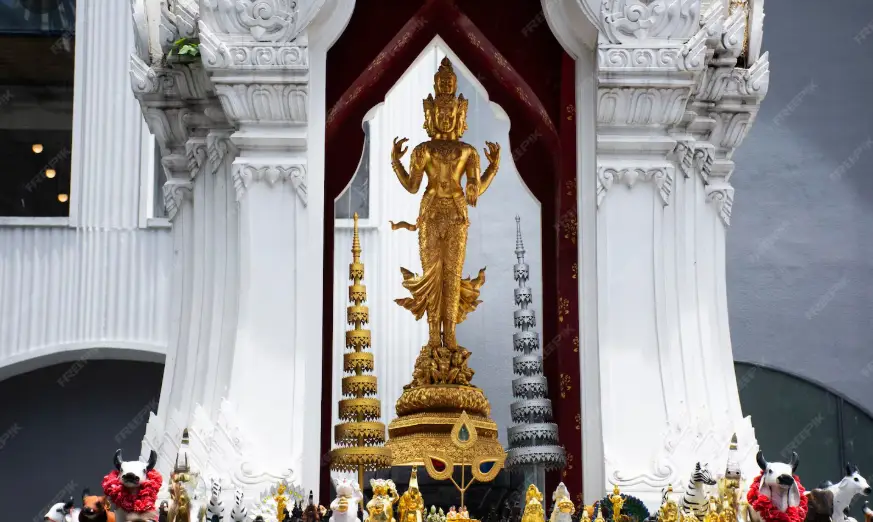 ศาลพระตรีมูรติ CentralWorld — ขอให้มีทีมดี งานดี และโอกาสดี